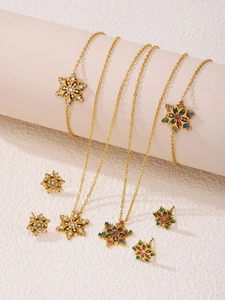 Detalle de conjunto de joyas copo de nieve con circonitas 5A y baño de oro de 18K