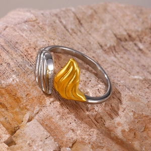 Anello aperto geometrico bicolore in argento e oro 18K con texture a rilievo sbalzata