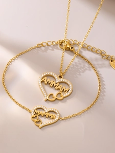 Détail macro du collier et bracelet pendentif cœur MAMMA sertis de zircons cubiques