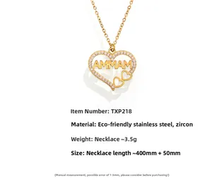 Gros plan du pendentif cœur en acier inoxydable doré avec gravure AMMAM et zircon
