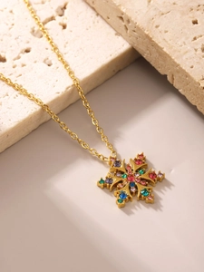 Detailopname van sneeuwvlok hanger met gekleurde kristallen en 18K gouden plating