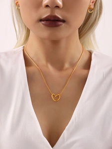 Detail eines minimalistischen Gold-Schmucksets mit Herz-Halskette und Ohrsteckern