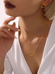 Nahaufnahme von 18K vergoldetem Herz Halskette und Ohrstecker Set an einem Model