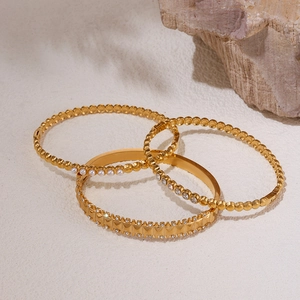 Dreiteiliges Gold-Armreif-Set mit Perlen, Zirkonia und geometrischer Textur-Akzenten