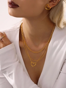 Detail der 18K vergoldeten Herzanhänger-Halskette und Schmuckset am Model