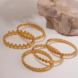 Fünfteiliges goldenes Edelstahl Armband-Set mit Herz, Totenkopf und Geometrie-Motiven