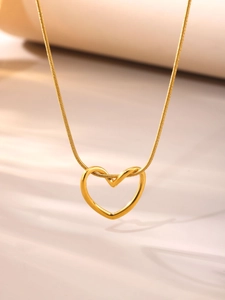 Makroaufnahme der 18K vergoldeten Herz-Halskette mit eleganter Schlangenkette