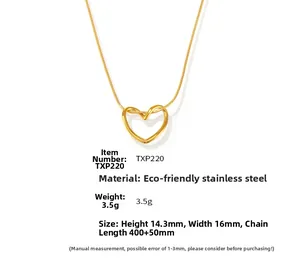 Detail der 18K vergoldeten Herz-Halskette mit gedrehtem hohlem Design und Schlangenkette