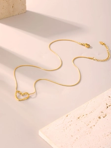 Detailaufnahme der goldenen Herz-Halskette mit Schlangenkette und Karabinerverschluss