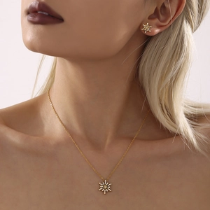 Elegante gouden sneeuwvlok ketting en oorbellen set met sprankelende witte zirkonia's