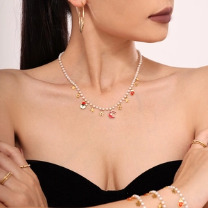 Detailansicht des Weihnachts-Schmucksets mit Perlenkette und bunten Emaille-Anhängern