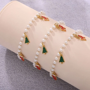 Set mit drei Weihnachtsperlenarmbändern mit Emaille Baum, Elch und Handschuh Anhängern
