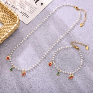 Details des Weihnachtsperlen-Schmucksets mit Edelstahlanhängern und Festtagsmustern