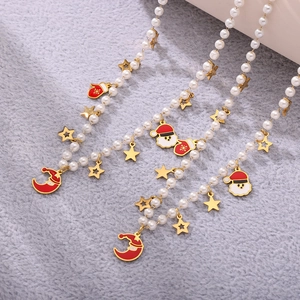 Weihnachtliche Perlenkette mit bunten Emaille-Weihnachtsmann-Anhängern und Goldsternen