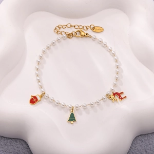 Detail von Weihnachtsperlenarmband mit Rentier- und Baum-Anhängern auf Tablett