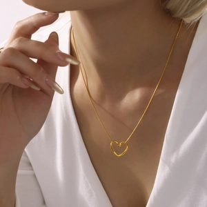 Minimalistische, 18 Karat vergoldete Herz-Halskette an Model mit eleganter Schlangenkette