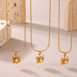 Collier pendentif tournesol en perle et acier inoxydable plaqué or 18K avec chaîne satellite
