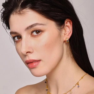 Ensemble bijoux avec boucles d'oreilles pierres arc-en-ciel et collier doré à breloques