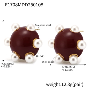 Détail des boucles d'oreilles en émail bordeaux et perles montrant la taille 26,8mm