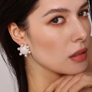 Boucles d'oreilles perles sphériques avec détails dorés et émail blanc pour femmes