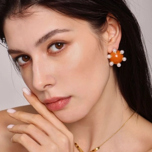 Boucles d'oreilles luxe en émail orange et perles blanches sur base dorée