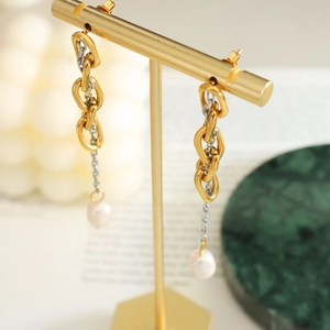 Dettaglio di orecchini a catena con perle d'acqua dolce in finitura bicolore oro e argento