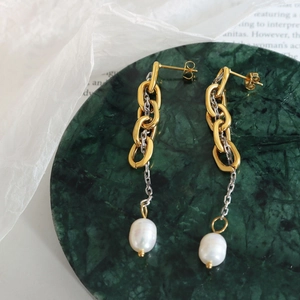 Orecchini a catena placcati oro 18K con perle d'acqua dolce barocche su fondo marmo