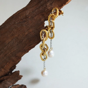 Dettaglio orecchini a catena bicolore oro 18K con pendenti in perle d'acqua dolce naturali