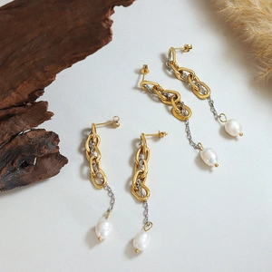 Dettaglio orecchini a nappa con catene in oro e argento e perle scaramazze