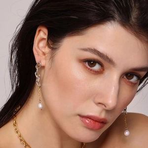Orecchini pendenti bicolore in acciaio placcato oro 18K con perla d'acqua dolce