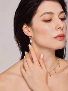 Détail du collier en or 18 carats avec pierres colorées et boucles d'oreilles en perles