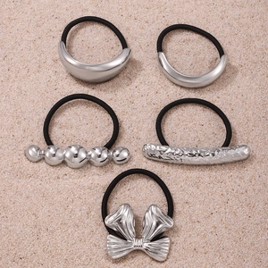 Lot de 5 chouchous noirs avec nœuds dorés et breloques en métal texturé pour cheveux