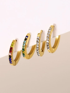 Dettaglio di orecchini a cerchio placcati oro 18K con pavé di zirconi arcobaleno e bianchi