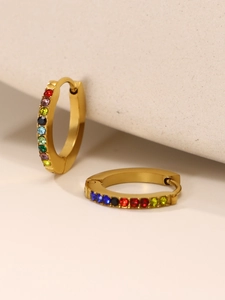 Dettaglio dei piccoli orecchini a cerchio placcati oro 18K con zirconi colorati