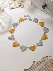 Primer plano de collar de cadena de eslabones de corazón de acero inoxidable con cierre