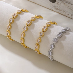 Set di quattro braccialetti con zirconi cubici in forme rotonde e rettangolari
