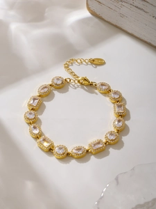 Dettaglio di un bracciale in acciaio inossidabile dorato con zirconi geometrici incastonati