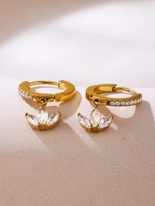 Dettaglio di orecchini a cerchio placcati oro 18K con ciondolo a trifoglio in zircone