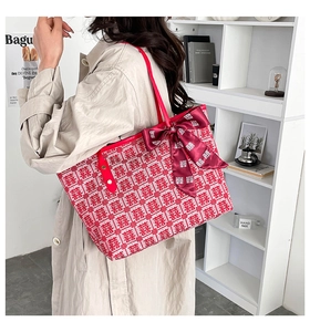 Sac cabas chinois rouge avec imprimé double bonheur et grand nœud porté par un mannequin