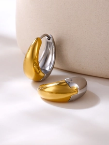 Détail de créoles en forme de goutte avec finition miroir bicolore or et argent