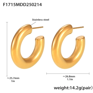 Détail de boucles d'oreilles en C en acier doré avec dimensions et informations de poids