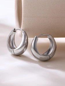 Boucles d'oreilles créoles épaisses en argent poli sur décor en céramique beige