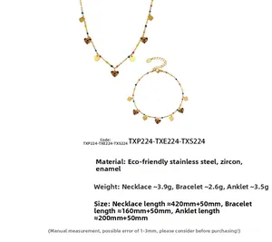 Detailansicht der Herzanhänger an Edelstahlschmuck mit Zirkon und Emaille-Verzierung