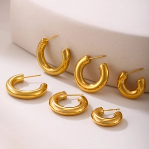 Boucles d'oreilles créoles en C en acier inoxydable doré à l'or 18 carats PVD poli