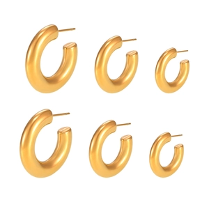 Trois paires de boucles d'oreilles créoles dorées en tailles petite, moyenne et grande