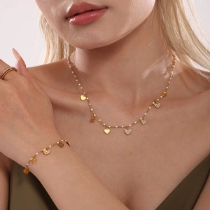 Goldenes Herz-Schmuckset mit bunten Zirkonia-Halskette und passendem Armband