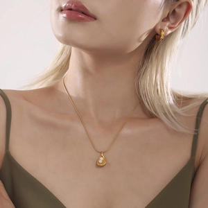 Set collana a goccia dorata con perle e orecchini a cerchio con zirconi coordinati