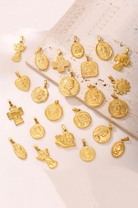 Detailed relief patterns of 18k gold plated stainless steel vintage coin pendants