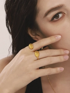 Détail de la bague ajustable plaquée or 18k avec motif matelassé et design croisé