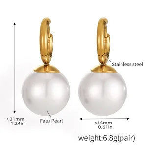 Détail montrant la hauteur de 31mm et la perle de 15mm sur boucles dorées en acier